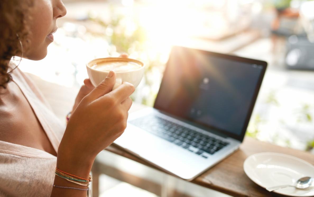 Разнообразная аудитория слушает эксперта